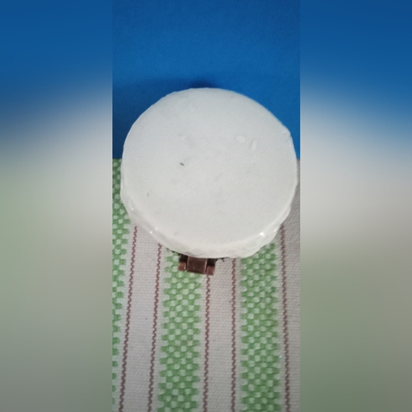 Vintage 1970's Floral Milk Glass Trinket box - Picture 4 of 4